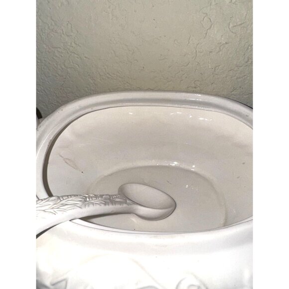 Gibson Everyday White Ceramic Tureen With Lid & Ladle - Picture 2 of 8